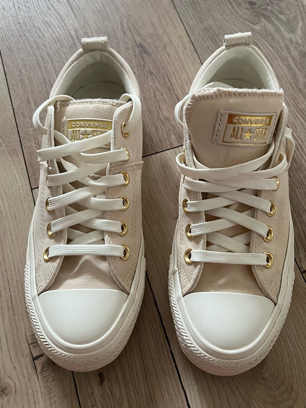 Women’s Converse All Star Low-Top Sneakers in Cream with Gold Eyelets Size 7